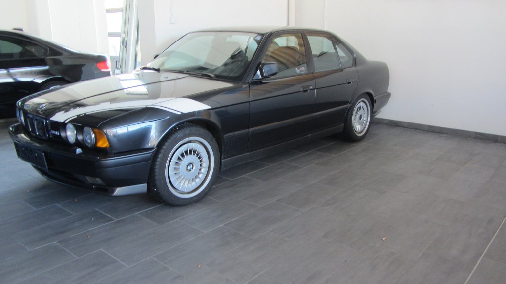 Dieser BMW M5 steht ausgestellt in Kufstein am 10.3.2012.