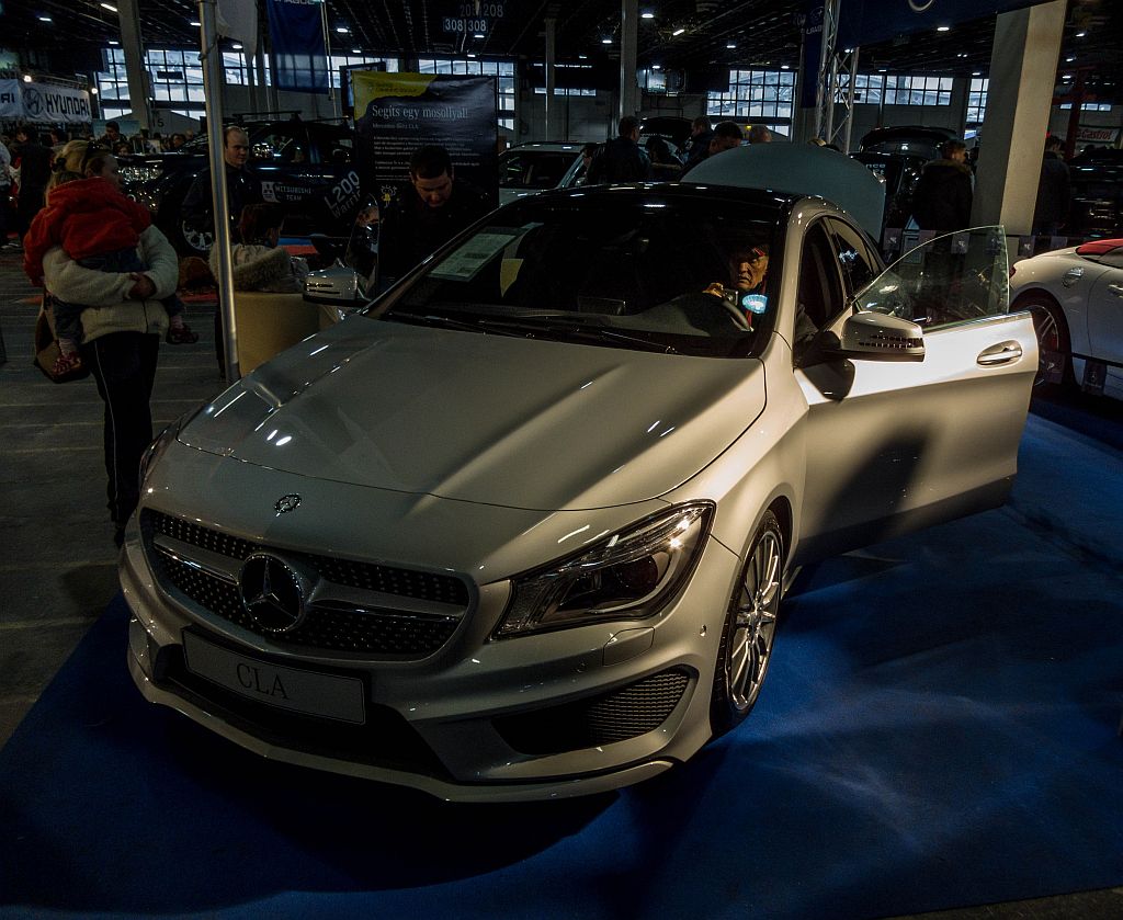 Dieser brand neuer Mercedes-Benz CLA stand auf dem Auto Motor und Tuning Show 2013 (ende Mrz). Jeder durfte eine Sitzprobe nehmen!