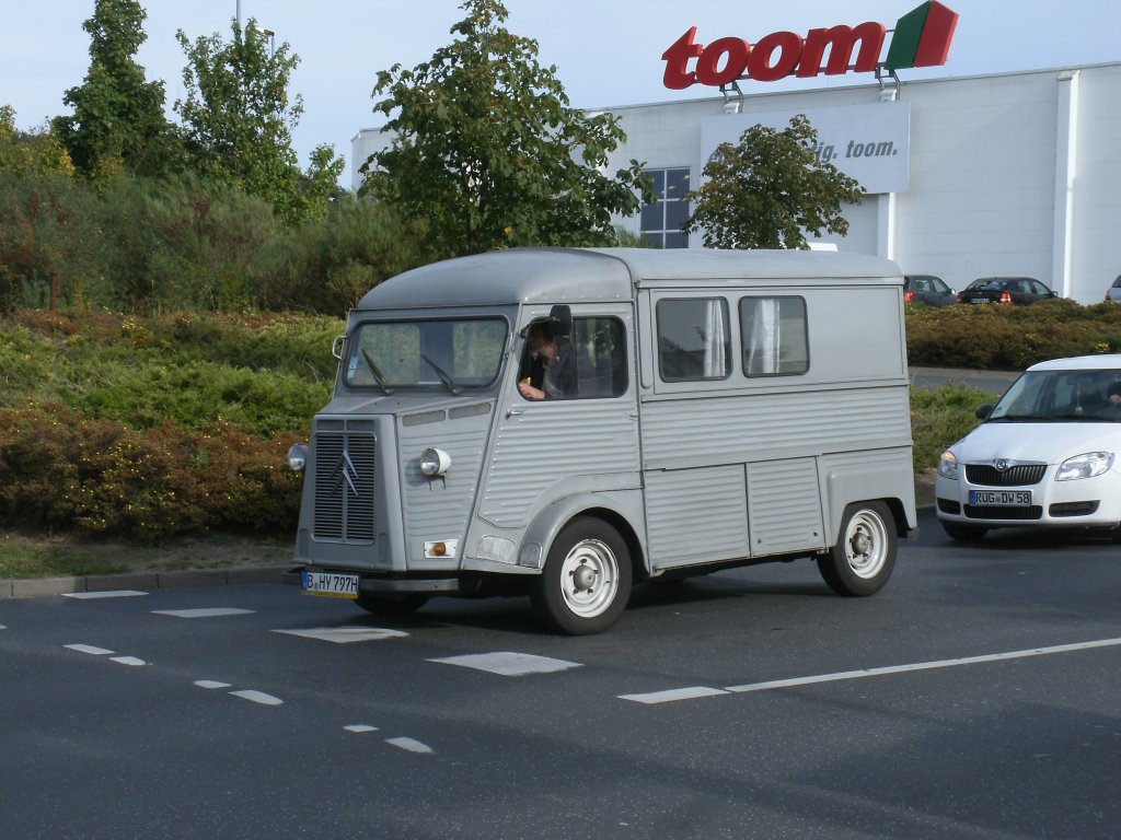 Dieser Citroen HY stand,am25.September 2012,an der Kreuzung zum Baumarkt in Bergen/Rgen.