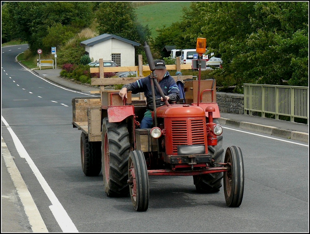 Dieser David Brown Traktor ist mit Hnger unterwegs am 02.08.2010.