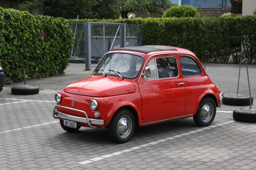 Dieser gut gepflegte Fiat 500 stand am 17.5.2009 in Flelen in der Schweiz.
