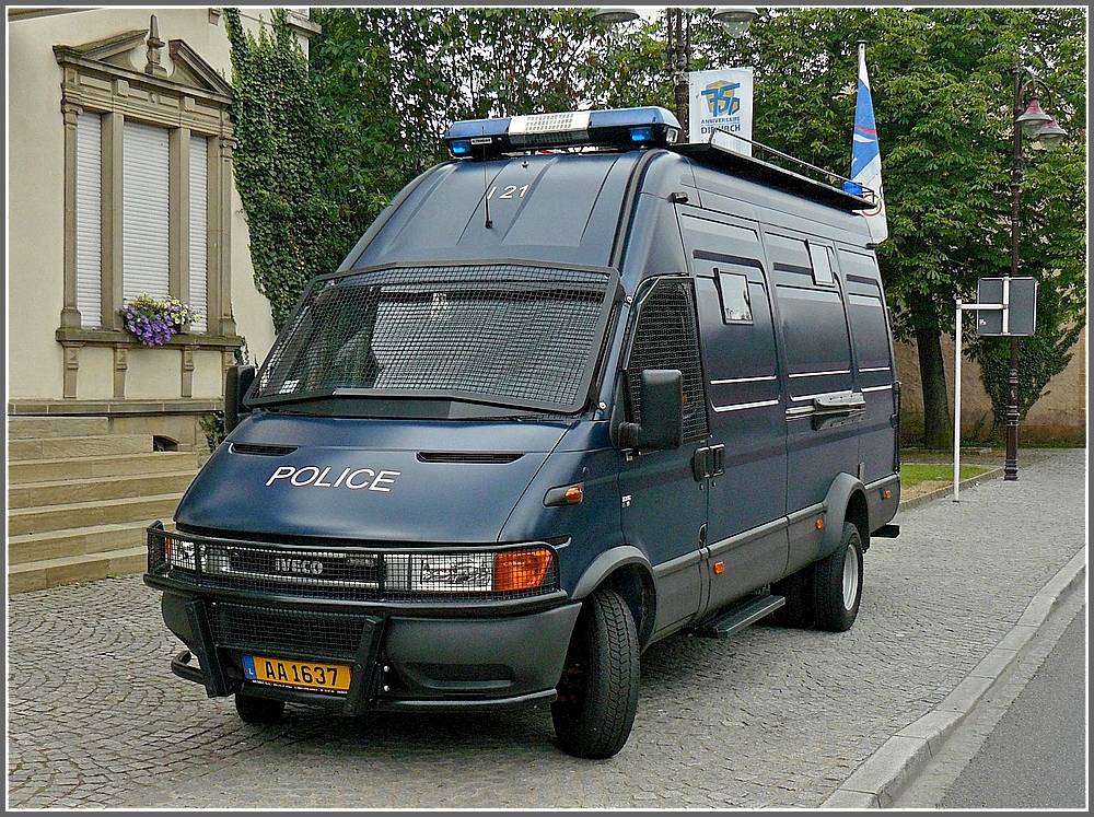 Dieser IVECO Manschaftswagen der Luxemburger Polizei war in Diekirch anwesend, zur 750 Jahrfeier der Stadt Diekirch, sowie dem 10 jhrigen Fest des Zusammenschluss der Gendarmerie und der Police zur heutigen Police Grand Ducale. Aus diesem Anlass war die Avenue de la Gare am 04.07.2010 teilweise gesperrt.  