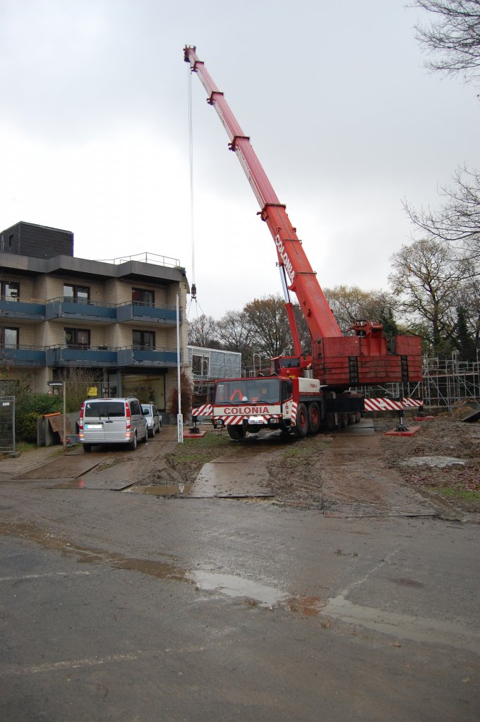 Dieser Liebherr-Autokran der Firma Colonia hob am 3. Dezember 2008 Wohnmodule auf die Fundamente des Altenheimes St. Josef, die in Ostdeutschland vorgefertigt wurden und per LKW angliefert wurden.