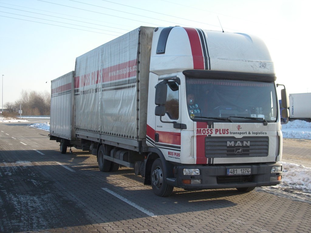 Dieser MAN-Hngerzug aus Tschechien mute, am 23.Januar 2010, im Fhrhafen Sassnitz-Mukran, noch einige Stunden warten bis es auf die Fhre ging.
