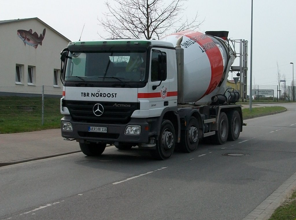 Dieser Mercedes-Betonmischer war am 29.April 2010 im Gewerbegebiet von Bergen/Rgen unterwegs.