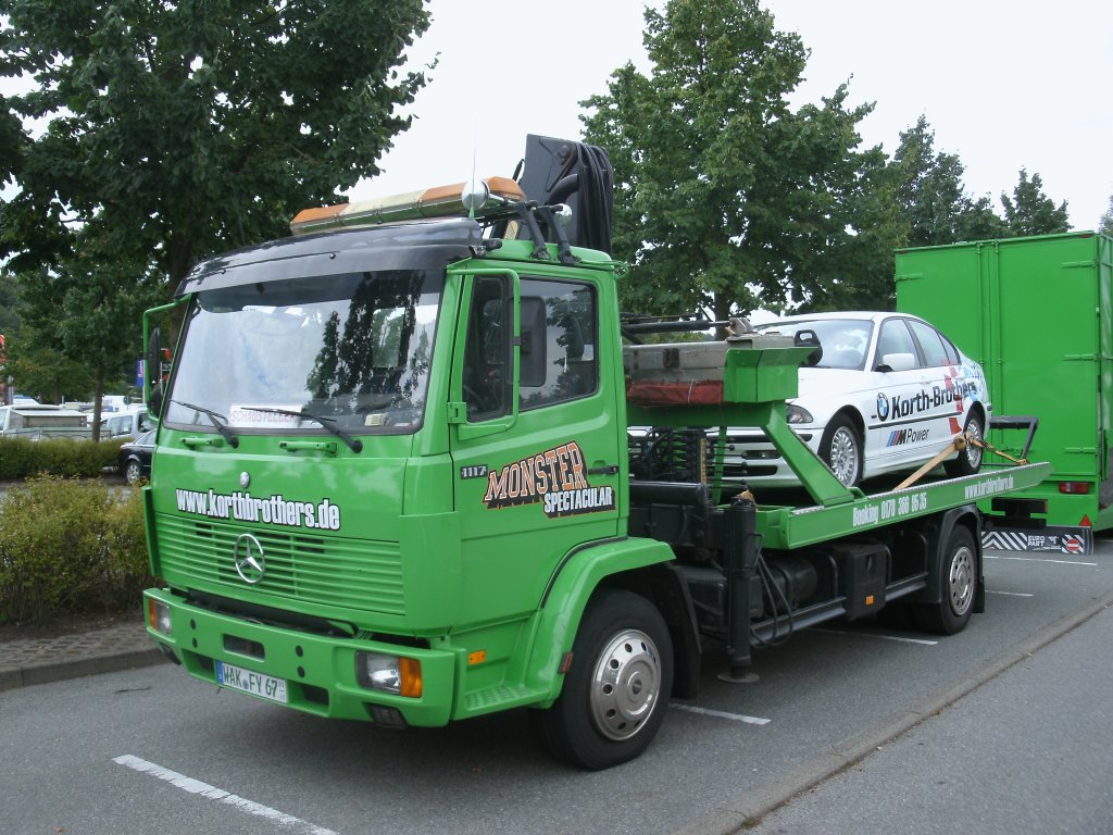 Dieser Mercedes hatte am 28.August 2012 in Bergen/Rgen einen StuntBMW auf der Ladeflche.