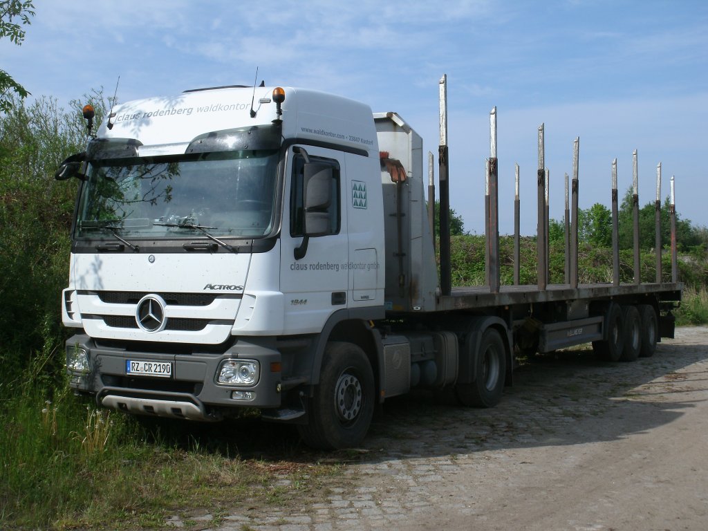 Dieser Mercedes Holztransporter gnnte sich,am 27.Mai 2013,eine Pause in Bergen/Rgen.