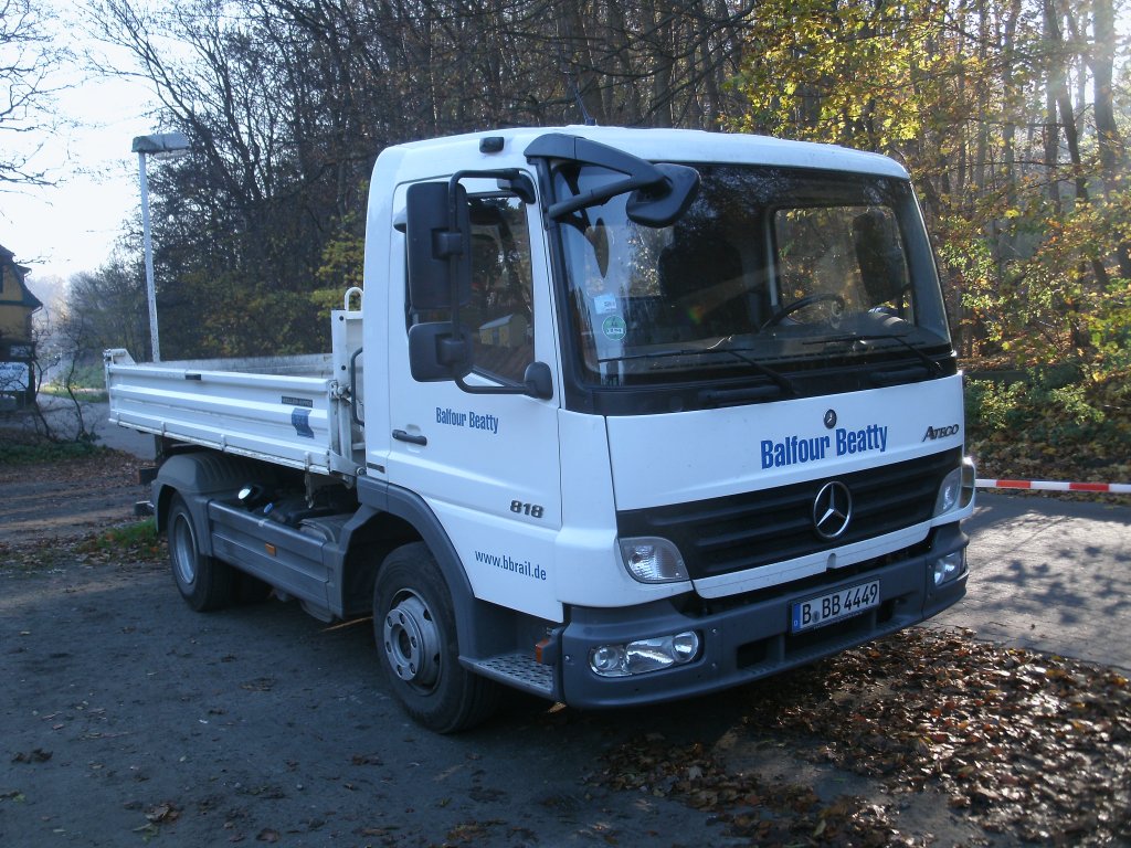 Dieser Mercedes Kipper kommt an der Baustelle auf dem Ghrener Kleinbahnhof zum Einsatz.Aufnahme vom 12.November 2011.
