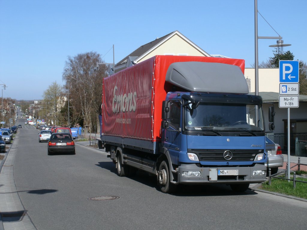 Dieser Mercedes lud seine Ladung am 15.April 2011 in der Bahnhofstrae in Bergen/Rgen aus.