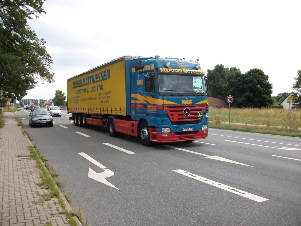 Dieser Mercedes-Sattelzug war am 02.August 2010 unterwegs auf der B105 zwischen Stralsund und Rostock als ich ihn in Martensdorf fotografierte.