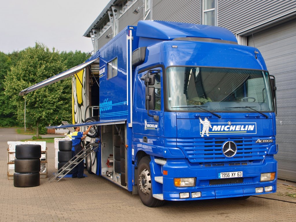 Dieser Michelin Service-Truck,ein Actros, steht am 09.08.2010 am Institut fr Kraftfahrzeuge in Aachen. In dem Fahrzeug ist eine komplette Reifenwerkstatt, hier der Fahrer montiert Rennreifen auf Felgen.