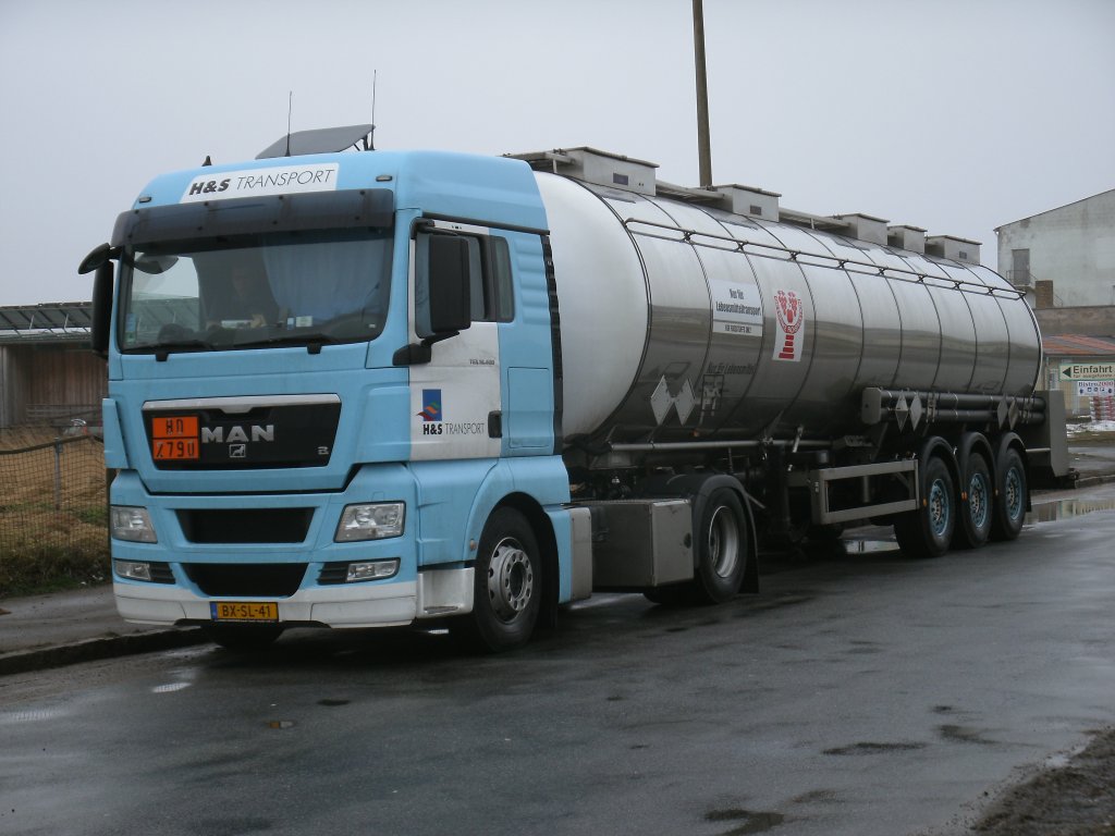 Dieser niederlndische MAN-Tanksattelzug stand,am 18.Februar 2012,im Industriegelnde von Bergen/Rgen.