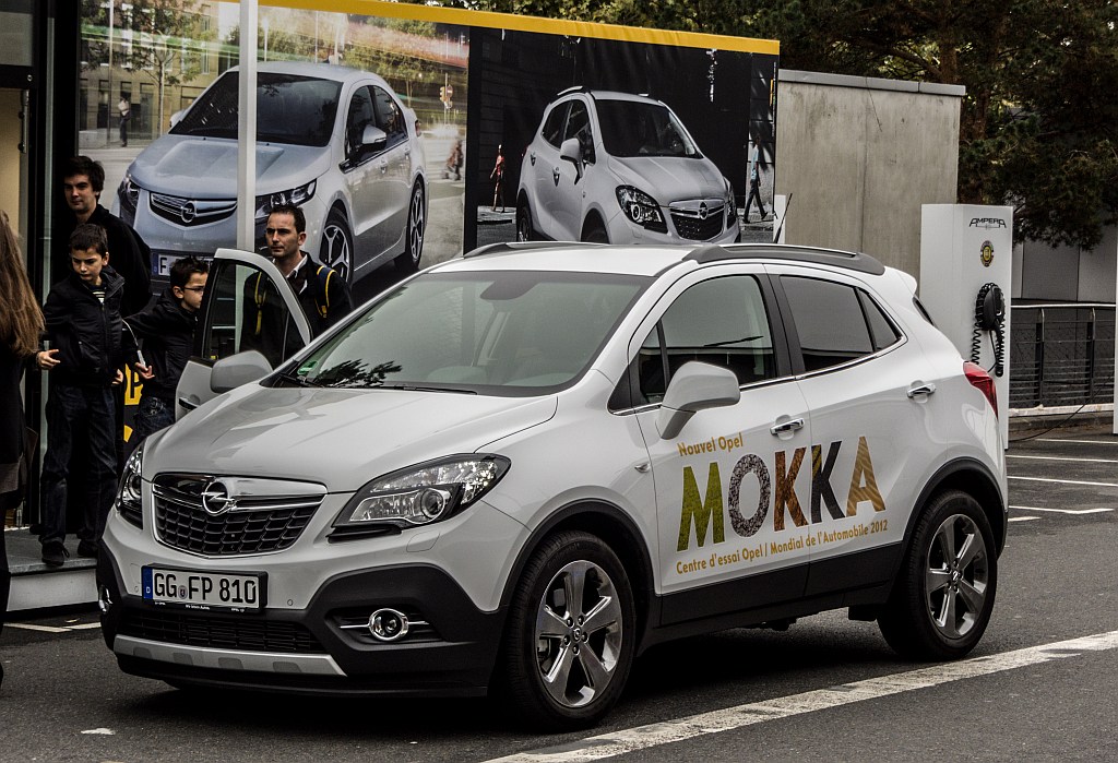 Dieser Opel Mokka fuhr zwischen den Pavilonen whrend des Automesse Paris (Foto: 11.10.2012)