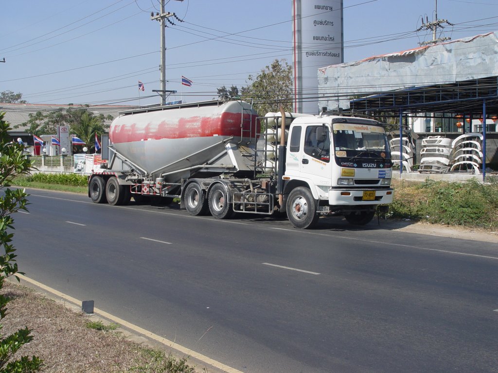 Dieser Sattelzug stand am 04.02.2011 in Buri Ram im Nordosten Thailands. Die Zugmaschine ist ein ISUZU DECA GXZ 270 und wird mit Gas betrieben, worauf die 8 Gasbehlter hinter der Kabine hindeuten.