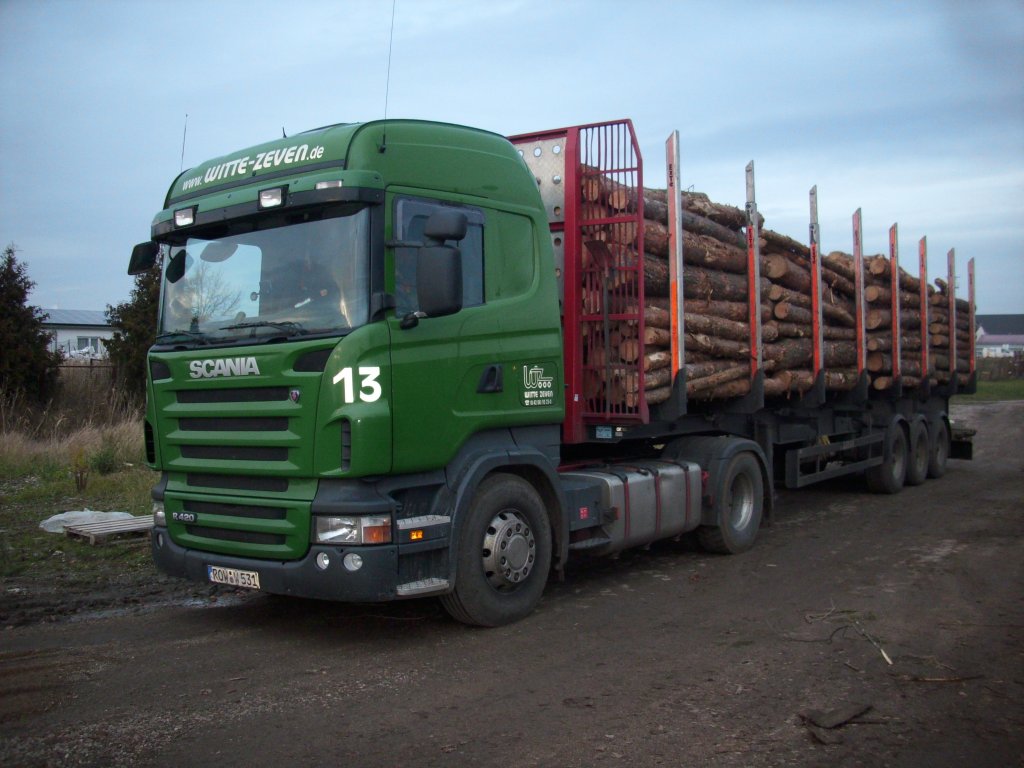 Dieser SCANIA-LKW mute am 03.Dezember 2009 auf der Ladestrae in Bergen/Rgen noch warten bis auch seine Holzladung verladen wurde.
