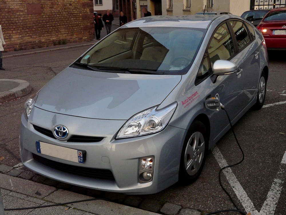 Dieser Toyota Prius ist ber Kabel mit einer Elektoladestation verbunden. Gesehen in Strasbourg am 29.10.2011.