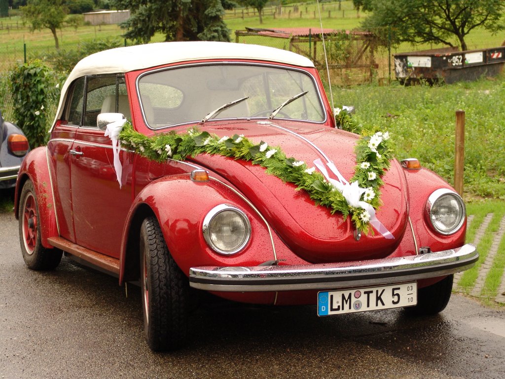 Dieser wunderschne Volkswagen Kfer Cabrio stand am 28.08.2004 als Hochzeitsauto geschmckt vor der Kirche
