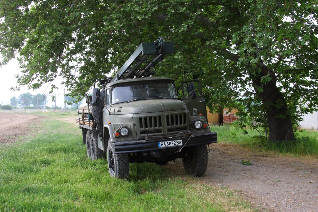 Dieser Zil trgt einen Bohrer als Aufbau. Das Fahrzeug dient der
Wassergewinnung. Am 8.5.2013 war es in Bulgarien nahe der Ortschaft
Karshevo unterwegs.