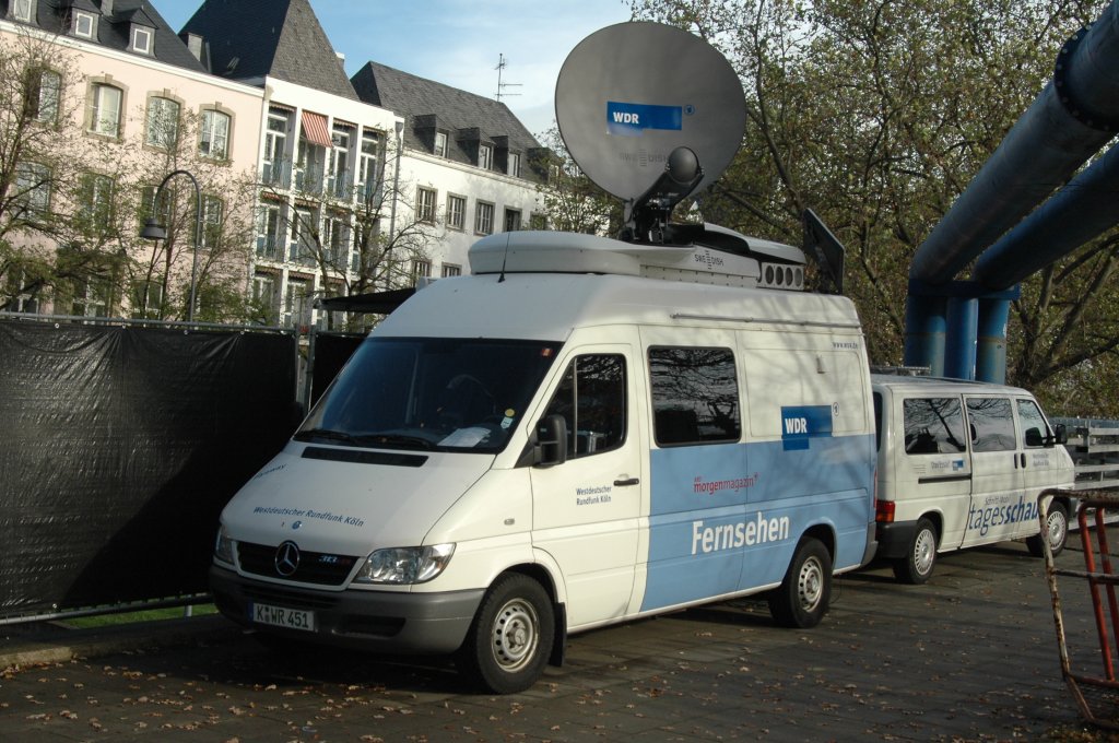 Dieses Foto zeigt einen bertragungswagen des Westdeutschen Rundfunks (WDR, Kln) von Mercedes. Es entstand am 11. November 2008 in Kln. Es handelt sich um ein so genanntes SNG (Satelliten--Wagen). (C) Matthias Rhe