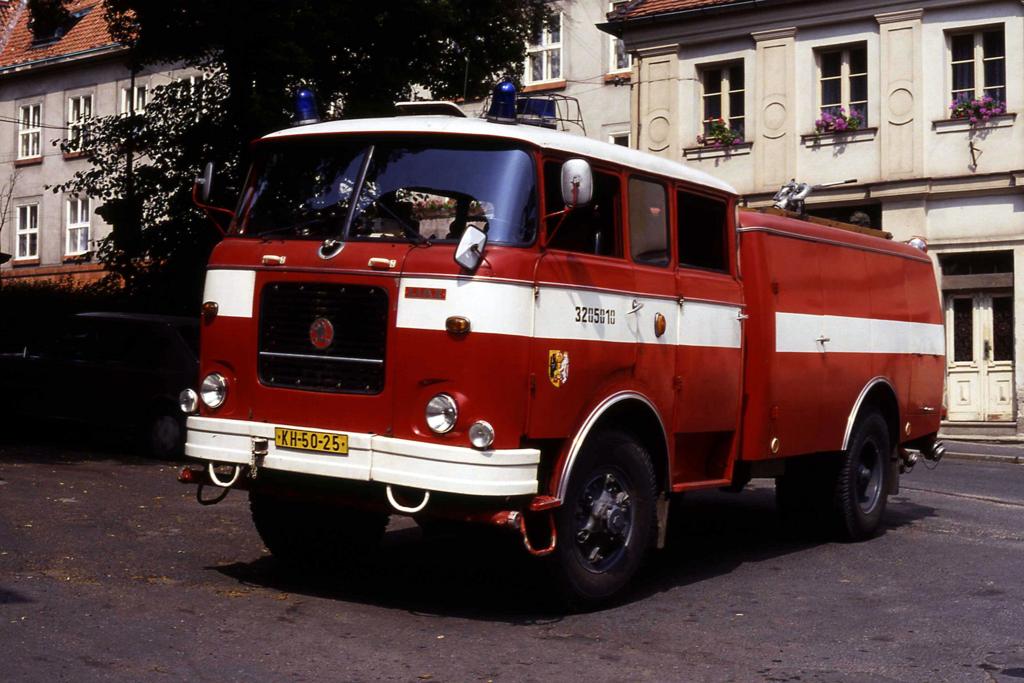 Dieses Skoda Feuerlschfahrzeug parkte am 2.7.1992 in der Innenstadt
von Kutna Hora / Tschechien.
