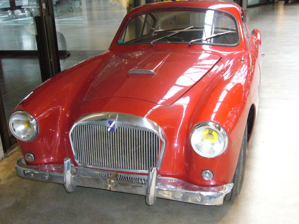 Dieses Talbot Lago America Coupe, 1955 -1957, wartet in der Classic Remise Dsseldorf wohl auf seine Restaurierung. Die America Modelle waren mit dem V8-motor des BMW 502 motorisiert. Classic Remise Dsseldorf am 11.03.2012.