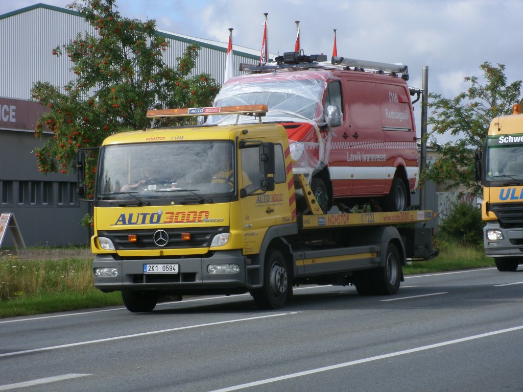 Dieses tschechische Abschleppfahrzeug Marke Mercedes hatte,am 26.Juli 2011,einen Transporter auf der Ladeflche als ich beide bei Bergen/Rgen fotografierte.