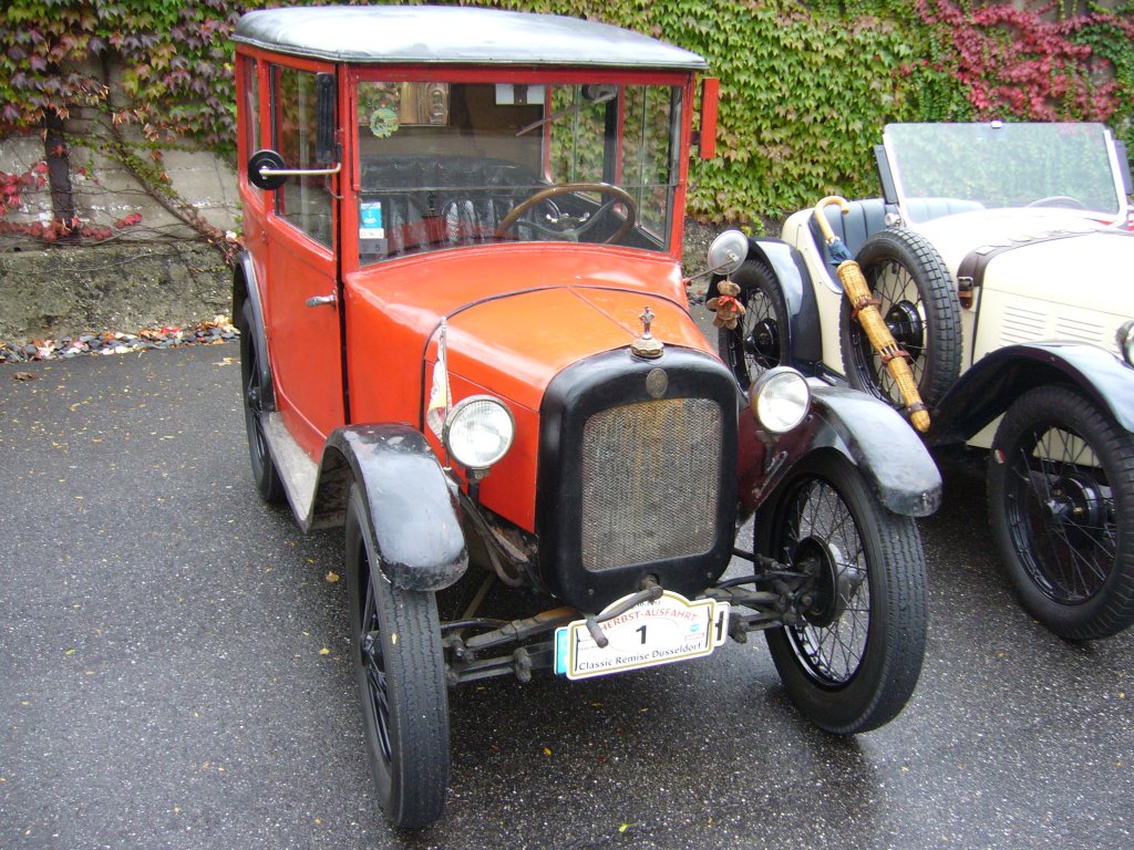 Dixi DA 1 Limousine. 1928 - 1929. Der Dixi war ein Lizenzbau des englischen Austin Seven und wurde bei den den Dixi-Werken in Eisenach gefertigt. Nach bernahme der Dixi-Werke durch die BMW AG wurde der Wagen als BMW Typ 3/15 DA 2 weiter produziert. Vom Dixi DA 1 wurden in der zweijhrigen Produktionszeit 1.879 Einheiten produziert. Ein solcher Kleinwagen kostete 3.200,00 Reichsmark. Der 4-Zylinderreihenmotor leistet 15 PS aus 749 cm Hubraum. Besucherparkplatz der Classic Remise Dsseldorf am 06.12.2012.