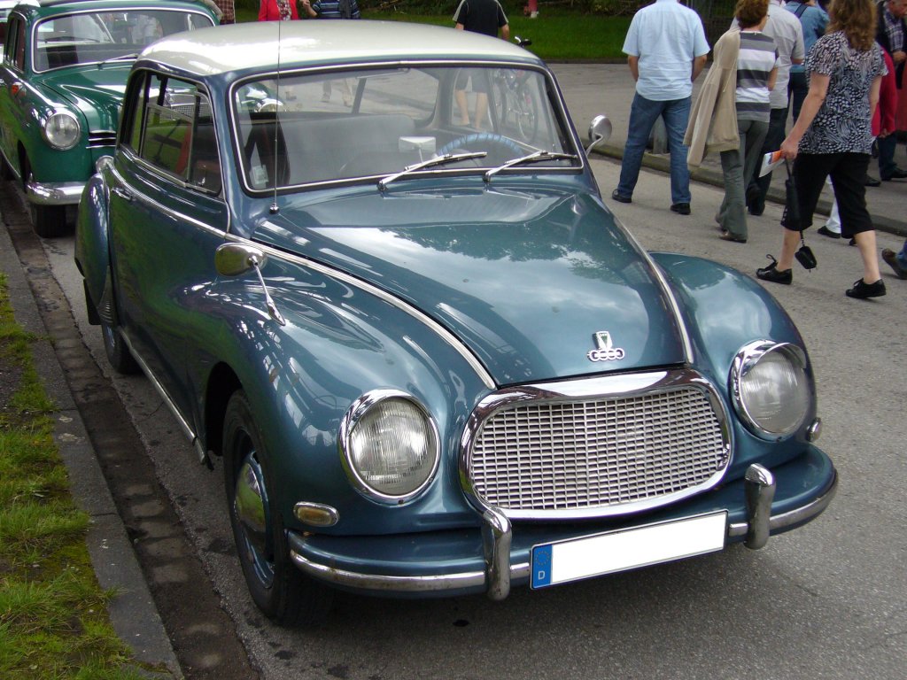 DKW 3=6 2-trige Limousine. 1955 - 1959. Der intern Typ 93 genannte Wagen, basierte auf seinem Vorgngermodell der Sonderklasse. Er war allerdings in seinen Ausmaen gewachsen. Hier wurde ein Auto abgelichtet, das schon mit den vorn angeschlagenen Tren versehen ist, wie sie seit September 1957 verbaut wurden. Der 906 cm 3-Zylinderzweitaktmotor leistet in diesem Modell 40 PS. Oldtimertreffen Kokerei Zollverein am 07.08.2011.