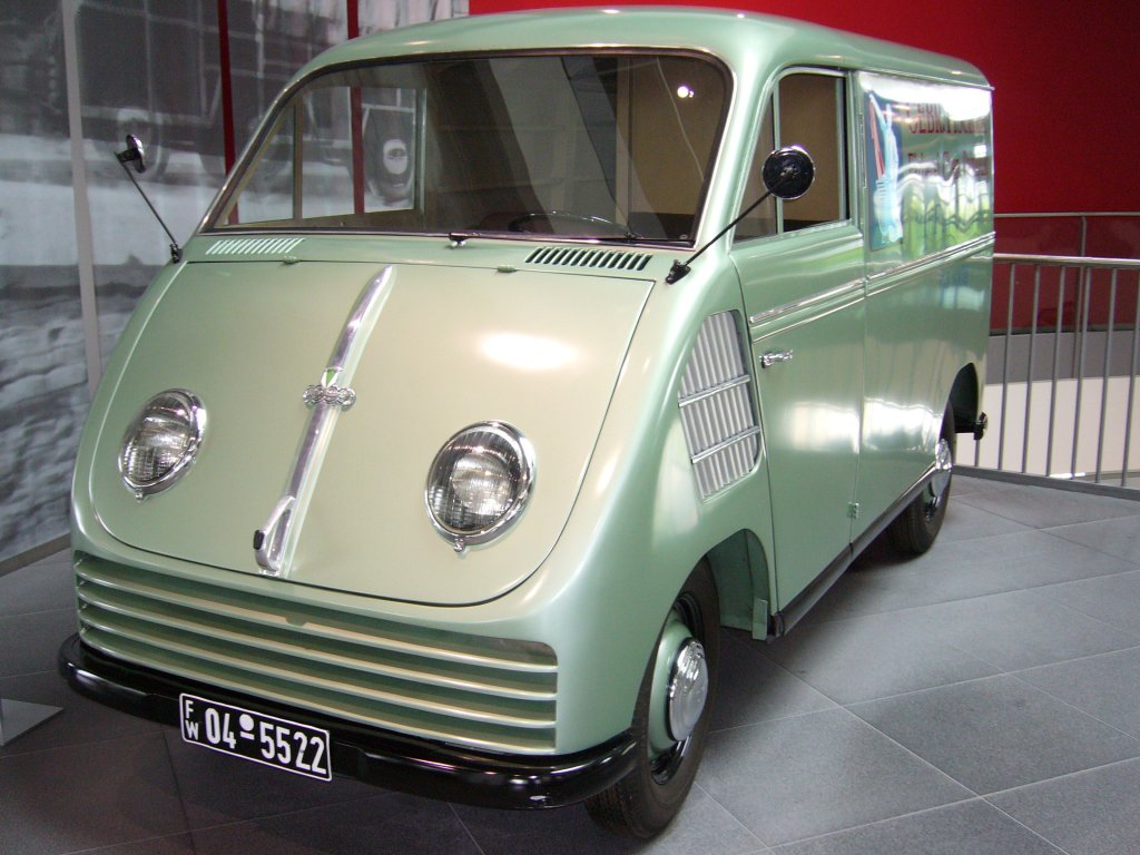 DKW F89L Kastenwagen. 1954 - 1955. Der F89 wurde bereits 1949 vorgestellt.
Hier wurde die modernisierte Variante der oben genannten Baujahre abgelichtet. Dieses Modell ist erkennbar an den Belftungsffnungen in den vorderen Kotflgeln. Motorisiert war der Wagen mit einem 792 cm Zweizylinderreihenzweitaktmotor mit 30 PS. Das Kennzeichen FW steht fr die franzsische Besatzungszone Wrttemberg. Die 04 besagt, das der DKW im Bezirk Biberach/Ri zugelassen war. Audi Museum Ingolstadt.
