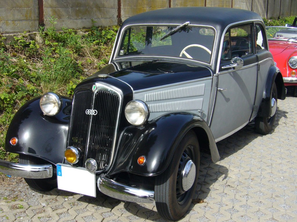 DKW Meisterklasse F8-700 Limousine 2-trig. 1939 - 1942. 2-Zylinderreihenmotor mit 692 cm und 20 PS. Ich bin bei Vorkriegs DKW nicht ganz so im Thema. Bei Fehlern eine kurze Mail oder ein Kommentar und ich korrigiere. Saisonerffnung am Dsseldorfer Meilenwerk 10.04.2011.