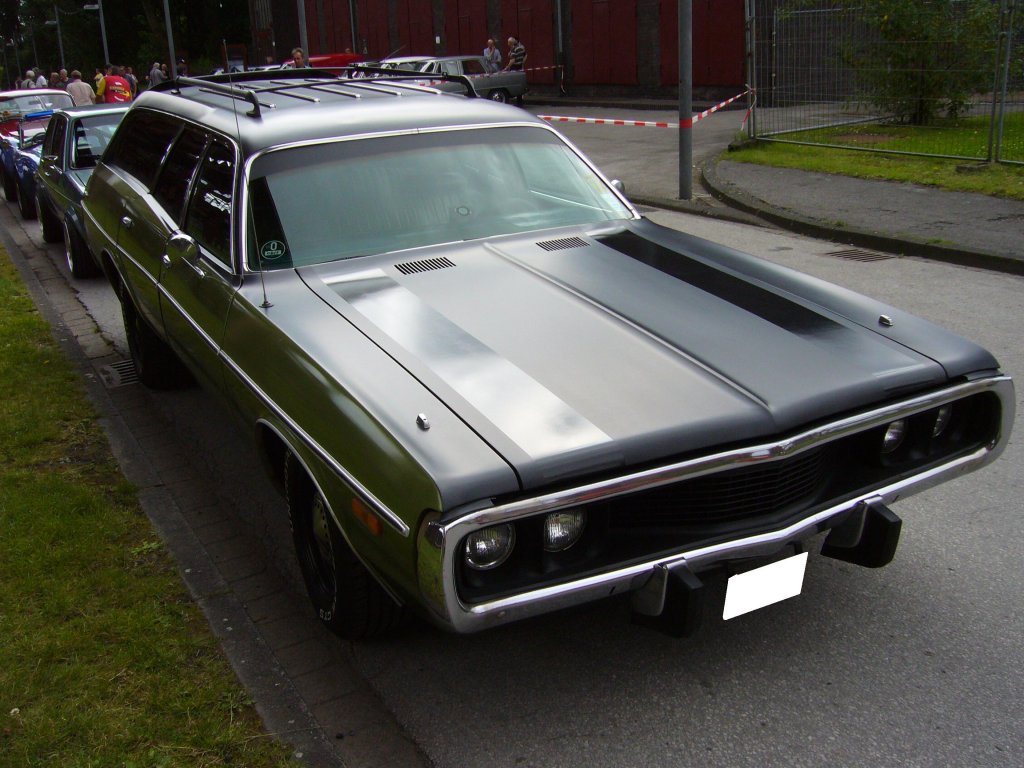 Dodge Coronet Wagon des Jahrganges 1971. Der abgelichtete Wagon ist im Farbton 
LL Green metallic lackiert. Oldtimertreffen Kokerei Zollverein am 01.07.2012.