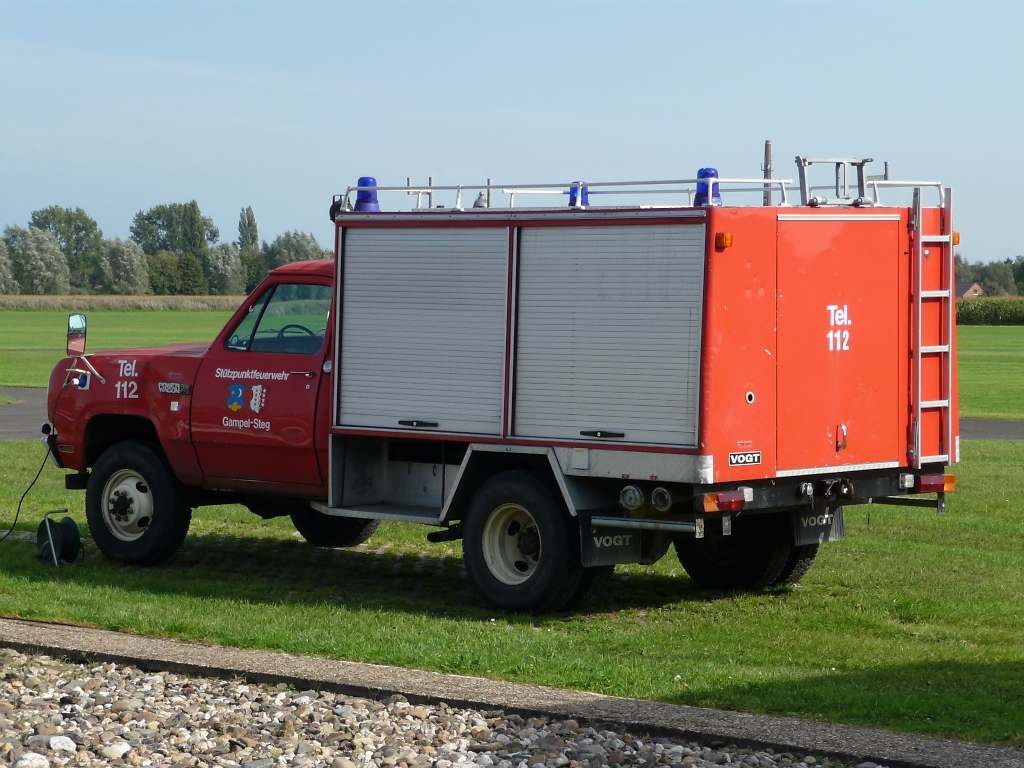 Dodge Power Wagon 300 mit Feuerwehr-Aufbau auf dem Flugplatz Niershorst (Grefrath, 11.9.2010), war frher bei der Feuerwehr Gampel, Schweiz, im Einsatz.
