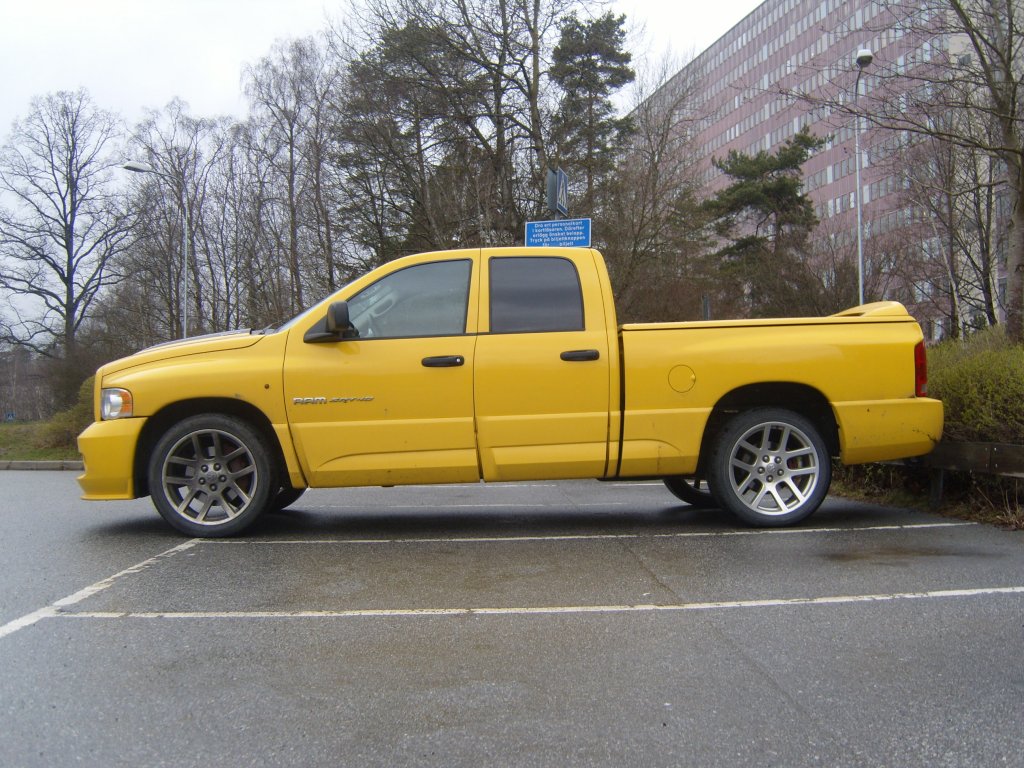 Dodge Ram SRT-10 Quad Cab Yellow Fever Edition (500 Fahrzeugen gebaut). Danderyd Schweden. Am 10.04.2008