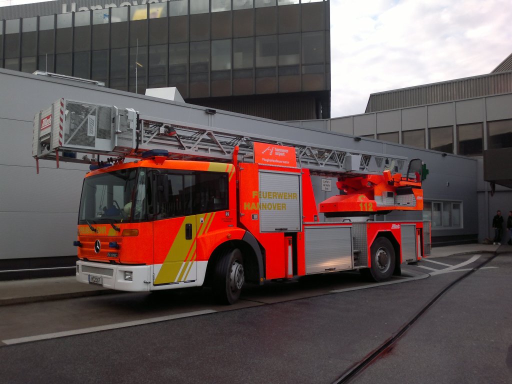 Drehleiter der Aiport Feuerwehr Hannover, am 29.10.11 zwischen Termial  A & B (Abflugebene)