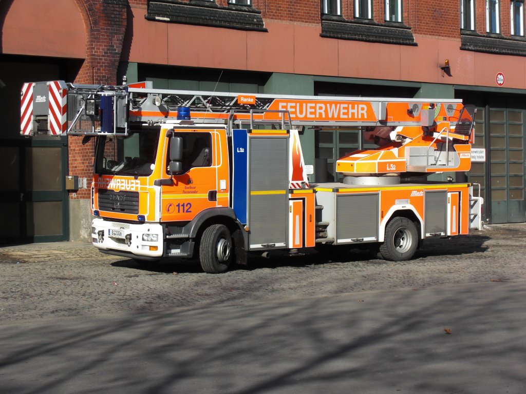 Drehleiter der Berliner Feuerwehr Wache 3500 Rankestrae.
DLK(A) 23/12, MAN TGM 15.280, Baujahr 2007