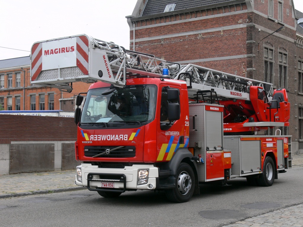 Drehleiter Volvo FLH 18.280 Aufbau Magirus Typ DLK 23-12 CS GL-T der Feuerwehr Antwerpen, Aufnahme am 21.07.2009 in Brussel nach Anlass des Nationalfeiertags 