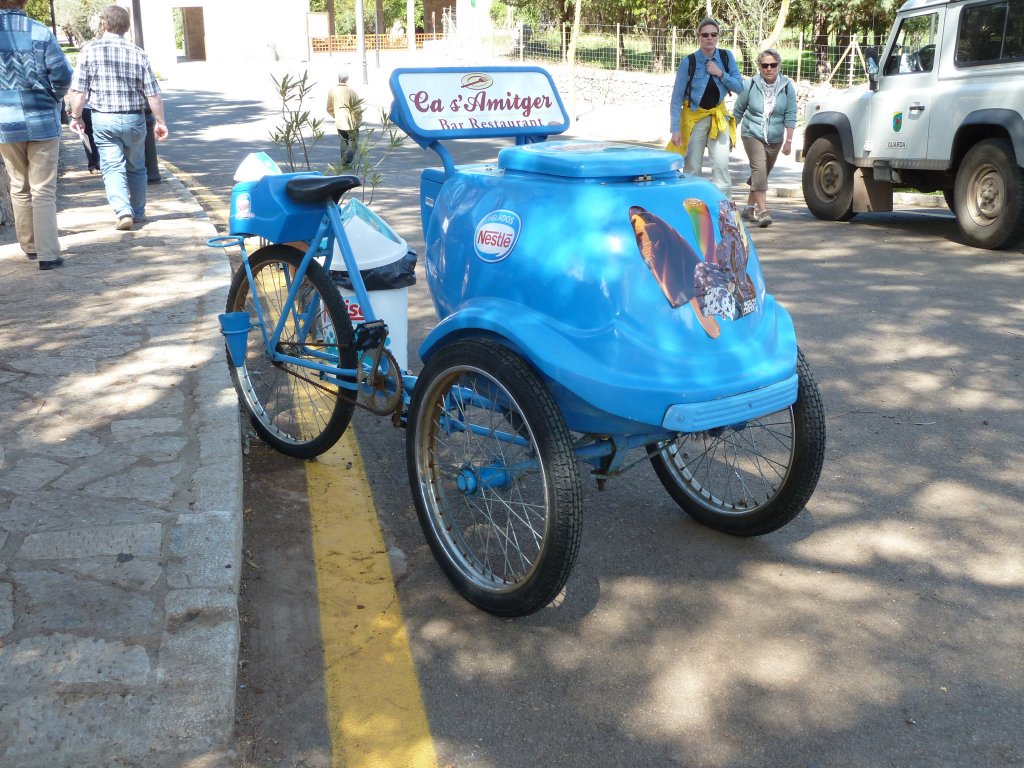 Dreirad mit Eisbox als Werbetrger beim Kloster Lluc, April 2012