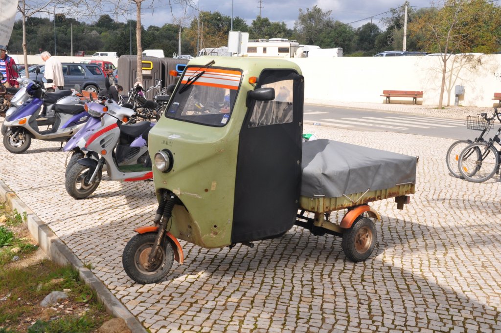 dreirädriges, überdachtes Moped mit Ladefläche / gesehen in Tavira (Distrikt Faro/Portugal), 19.02.2011