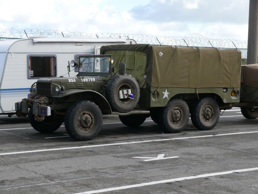 Dnkirchen am 17.07.2010, Dodge WC-63 6x6 1,5to Truppentransporter der U.S.ARMY. wartet auf die Fhre