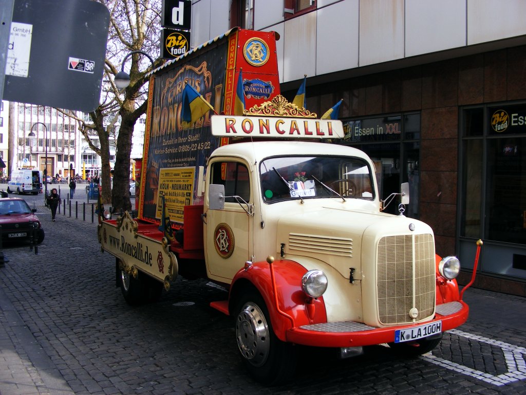 Ein alter Mercedes-Lkw vom  Circus Roncalli  in der Klner Altstadt, 17. Mrz 2010.