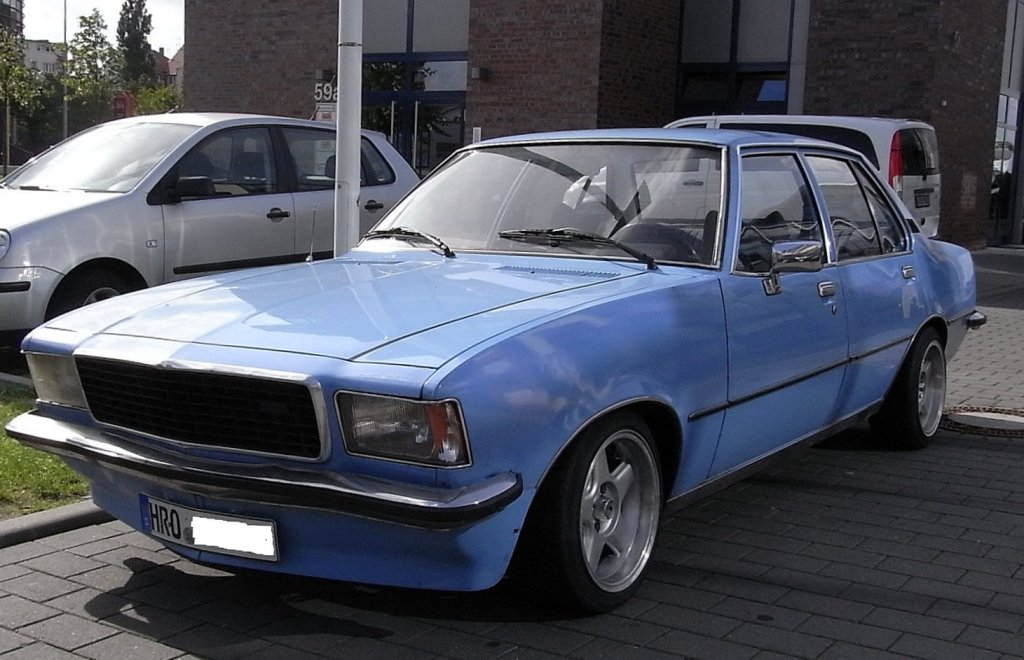 Ein alter, sehr schner Opel Rekord, gesehen im Rostocker Stadthafen.