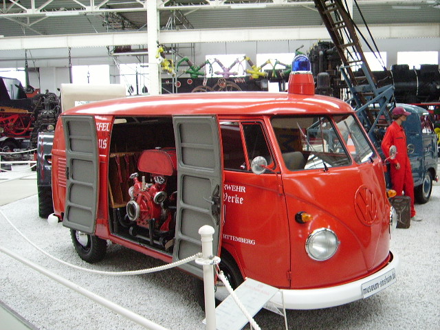 Ein alter VW Bulli als Feuerwehr Fahrzeug am 19.02.11 in Technik Museum Speyer 