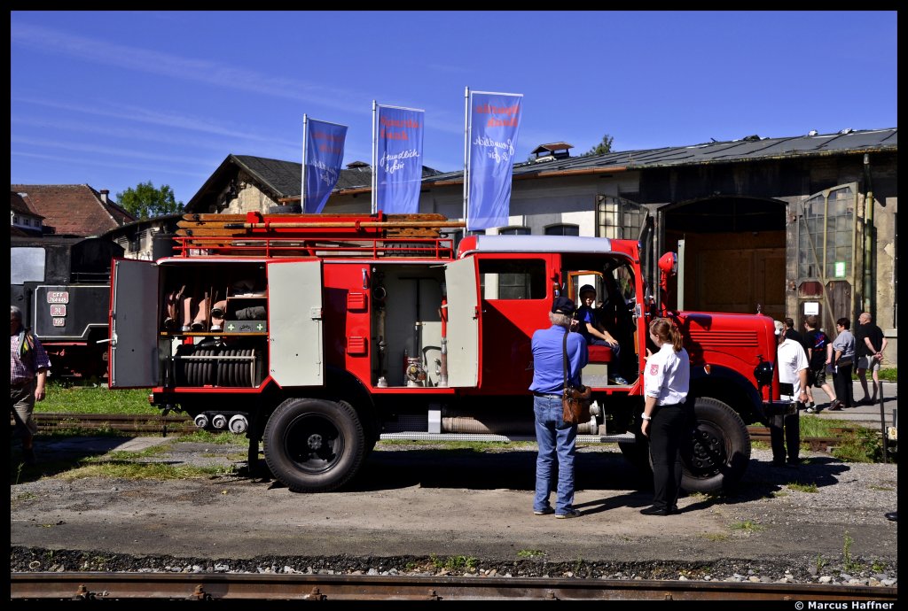 Ein altes Feuerwehrfahrzeug wird von jung und alt betrachtet. Hersteller ist Mercedes und ist von der Freiwilligen Feuerwehr Stadt Haunstetten. Gesehen am 9. September 2012 beim 30 Jhrigen Jubilum der IGE Bahntouristik im Bahnpark Augsburg.