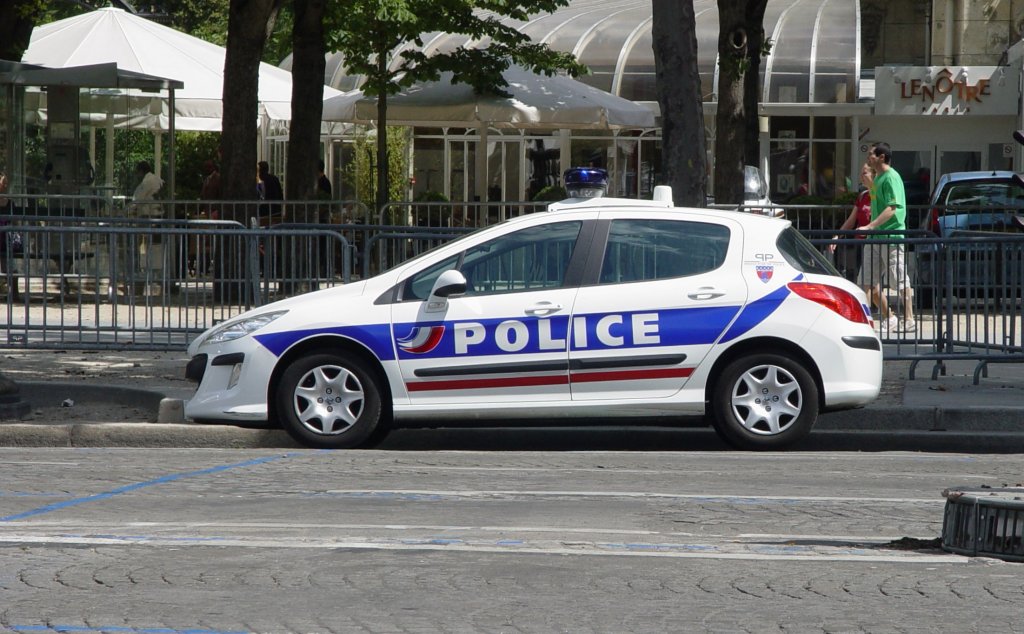 Ein am 15.07.2009 auf den unteren Champs-Elyses in Paris geparkter Streifenwagen der Pariser Polizei.