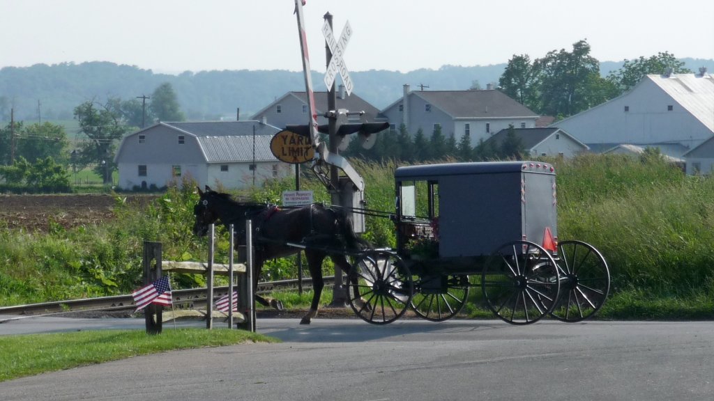 Ein Amish-Buggy berquert die Strecke der Museumseisenbahn von Strasburg, PA, nach Paradise, PA. Kurz vorher wurde er noch von einem Toyota Prius berholt...

Auch das Red Caboose Motel, die Choo Choo Barn (kleine Modellbahnwelt) nebenan, und das Railroad Museum of Pennsylvania (um die Ecke) sind sehenswert!