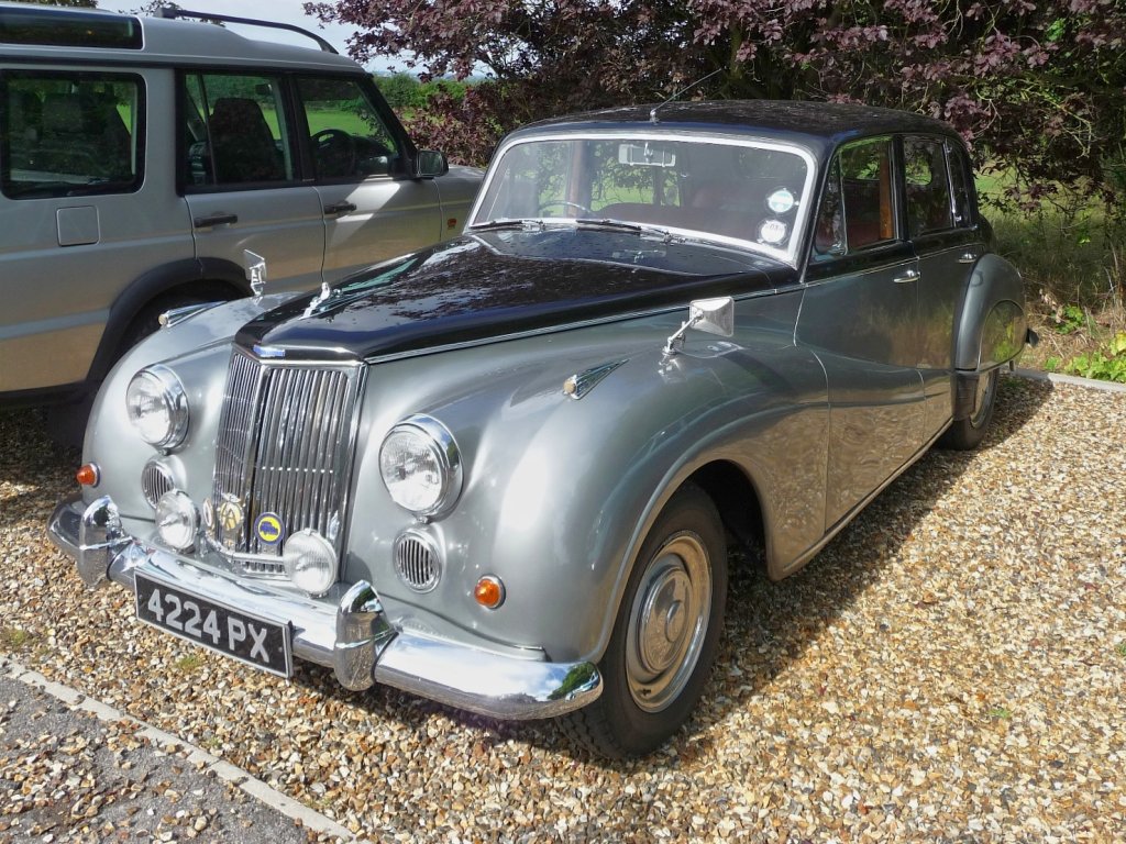 Ein Armstrong Siddeley Sapphire 346, gebaut von 1952-1958, steht auf einem Hotelparkplatz im King's Lynn, Norfolk, England. Er sieht hnlich aus wie ein Rolls Royce aus den 1950ern, hat aber eine Sphinx als Figur auf der Motorhaube.