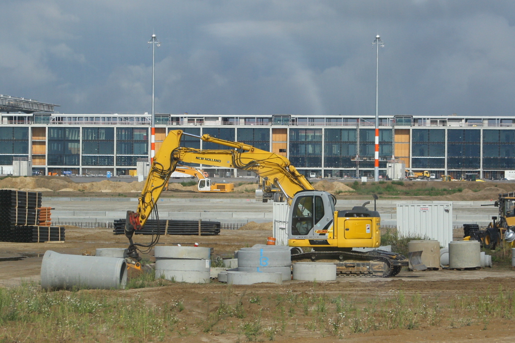 Ein Baustellen-Raupenbagger auf dem zuknfigen Berliner Hauptstadtflughafen  Willy Brandt  in Schnefeld (17.08.10)