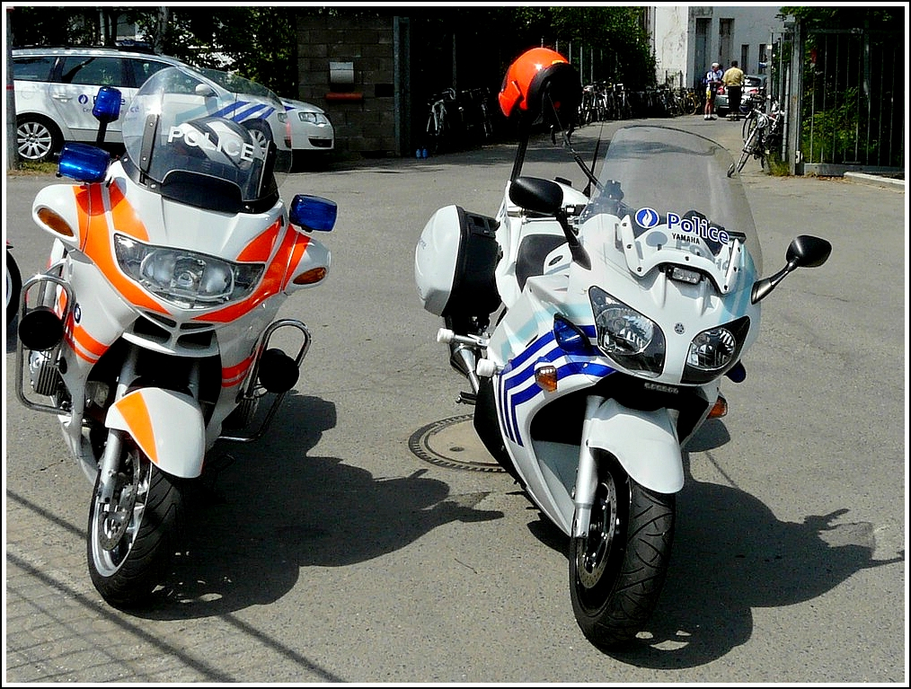 Ein belgisches Yahama- und ein luxemburger BMW Polizeimotorrad nebeneinander abgestellt whrend der Pause der Veteranenradtour im belgisch-luxemburger Grenzgebiet. 04.06.2011