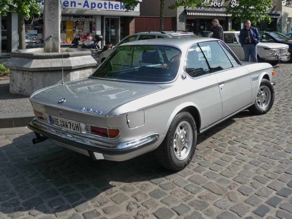 Ein BMW 3.0CS prsentiert sich bei der Oldtimer-Rallye in Hls auf dem Marktplatz.