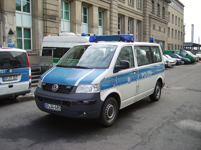 Ein Bundespolizei T5 in Frankfurt am Main Hbf am 13.02.11